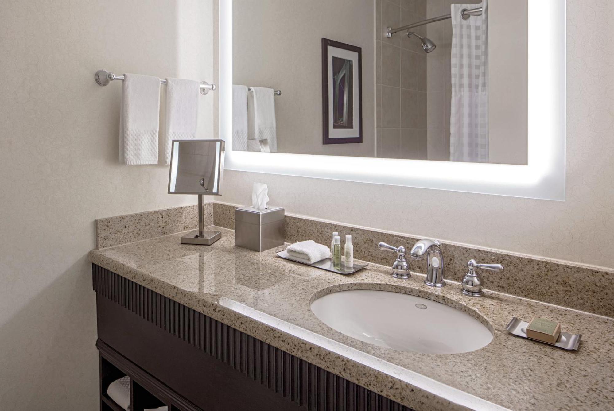 Doubletree Suites By Hilton Minneapolis Downtown Exterior foto